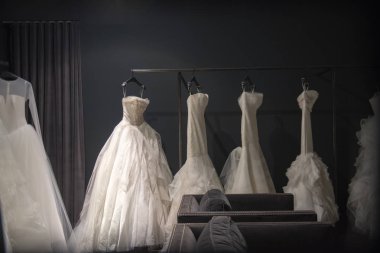 Beyaz gelinlik veya balo elbiseleri seçimi