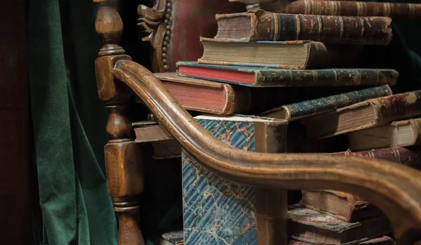 Vintage Barok Fauteuil Met Oude Boeken Tegen Groene Gordijn — Stockfoto