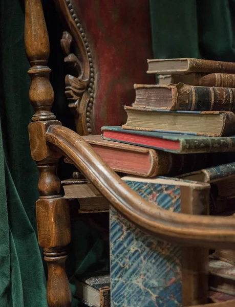 Vintage Barok Fauteuil Met Oude Boeken Tegen Groene Gordijn — Stockfoto