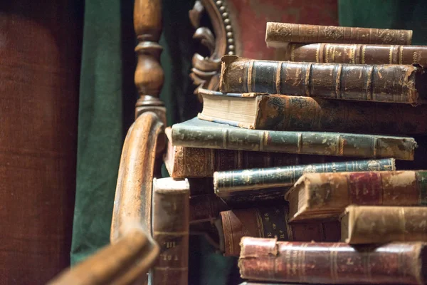 Yeşil Perde Karşı Eski Kitaplarla Vintage Barok Koltuk — Stok fotoğraf