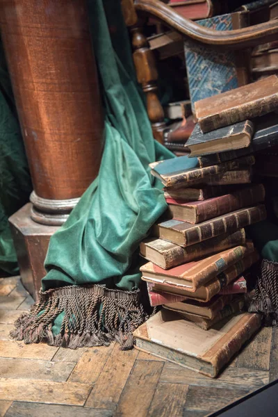 Pilha Livros Antigos Com Cadeira Madeira Cortina Verde — Fotografia de Stock