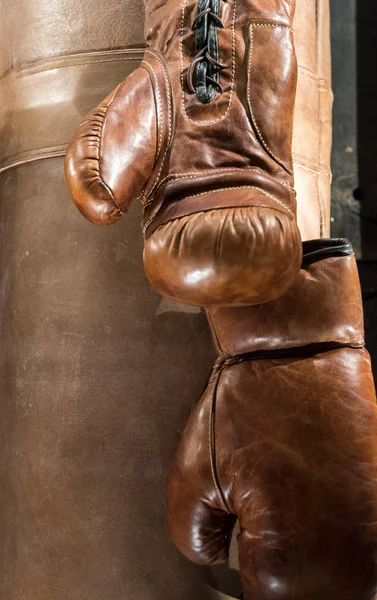 Abgetragene Braune Leder Boxhandschuhe Hängen Neben Boxsack — Stockfoto