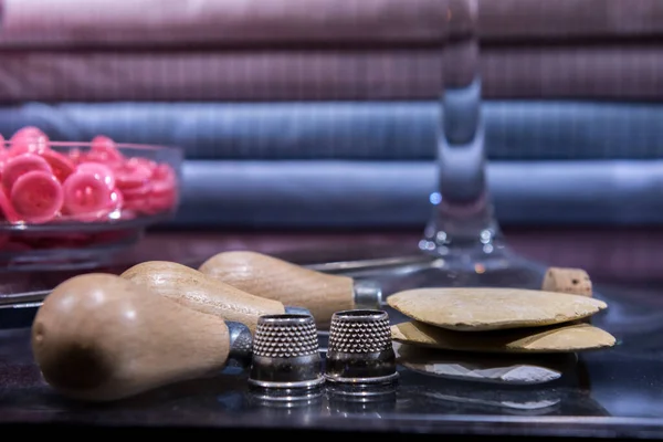 Tailor Table Met Diverse Werktuigen Waaronder Awl Vingerhoedjes Knopen Krijt — Stockfoto