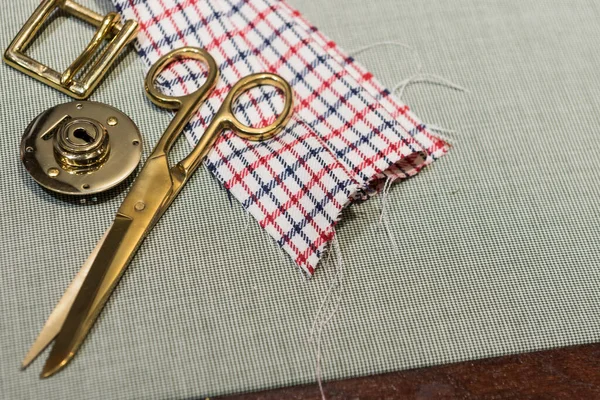 Table Bagagiste Malletier Avec Des Instruments Tissu Carreaux — Photo