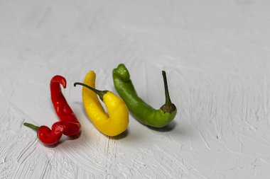Gri arka planda çirkin kırmızı biber deforme olmuş trafik ışıkları kırmızı yeşil renkler. çirkin sebzeler, çirkin yemek konsepti