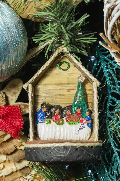 122 / 5000Decorações artesanais para árvore de Natal, casa de madeira tradicional com nascimento de Jesus, com materiais reciclados — Fotografia de Stock