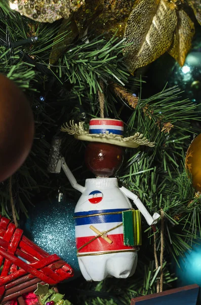 Decoraciones artesanales para árbol de Navidad, hechas con botella de plástico reciclado, hombre de campo . — Foto de Stock
