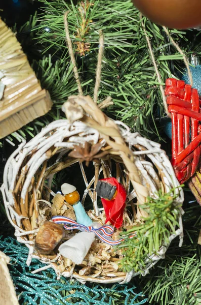 Decoraciones artesanales para árbol de Navidad, pajitas de cerámica, nacimientos de Jesús en rojo blanco y azul. Virgen María San José — Foto de Stock