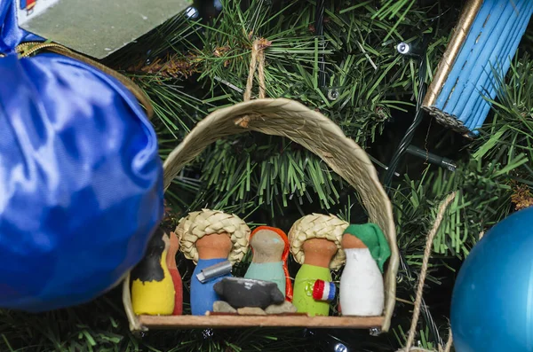 Decorações artesanais para árvore de Natal, palhas palhas de cerâmica, nascimentos de Jesus em vermelho branco e azul. Virgem Maria San Jose — Fotografia de Stock