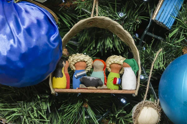 圣诞树的工艺装饰，稻草陶瓷稻草，耶稣降生的红色、白色和蓝色。 圣母玛利亚 · 圣何塞 — 图库照片