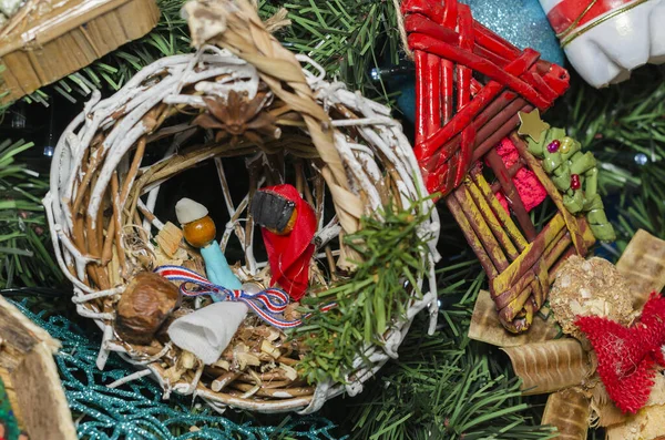 Decoraciones artesanales para árbol de Navidad, pajitas de cerámica, nacimientos de Jesús en rojo blanco y azul. Virgen María San José — Foto de Stock