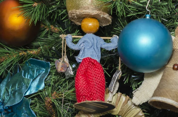 圣诞树的手工装饰品,用织物和可回收的纸板制成,乡下人戴帽子. — 图库照片