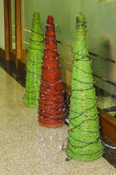 用传统的绿色和红色的圣诞色彩装饰走廊的圣诞树，是手工制作的办公室 — 图库照片