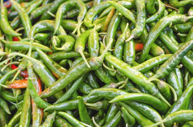 Baharatlı kırmızı biber resmi küçük kırmızı ve turuncu yeşil renkler