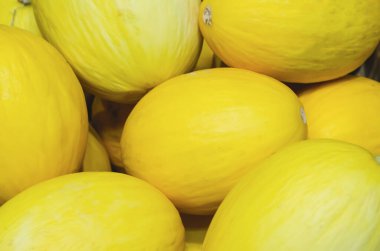 Satış için istiflenmiş sarı karpuzlar