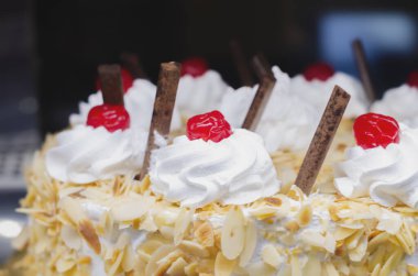 Krema ve vişneli badem keki.