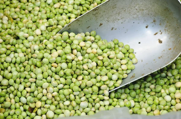 image of green pigeon peas for retail sale