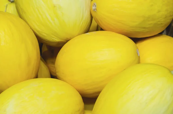 Melones amarillos apilados para la venta al por menor — Foto de Stock