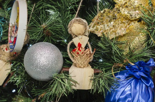 Decoraciones artesanales para árbol de Navidad, fibras de cáscara de maíz recicladas, señorita con regalos . — Foto de Stock