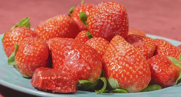 Valentines fraises rouges dans un plat bleu sarcelle avec chocolat amer fondu — Photo