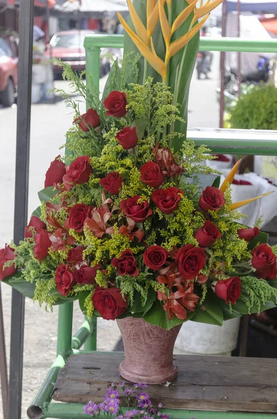 Arreglo de rosas en una cesta colocada en un puesto de mercado —  Fotos de Stock