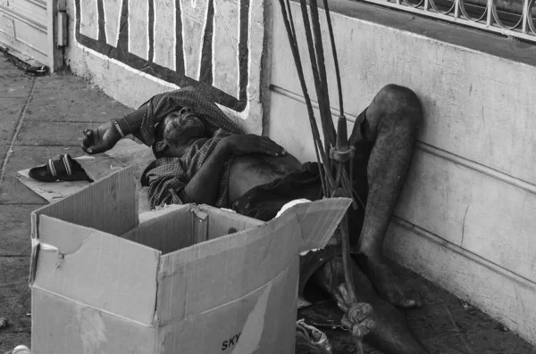 Beggar man sleeping in the streets of Santo Domingo, Dominican Republic — Stock Photo, Image