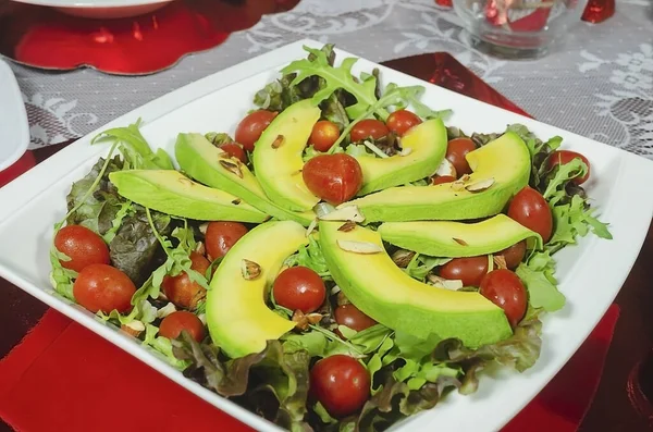 Plato de aguacate saludable, tomates cherry, lechuga de almendras y para una cena romántica — Foto de Stock