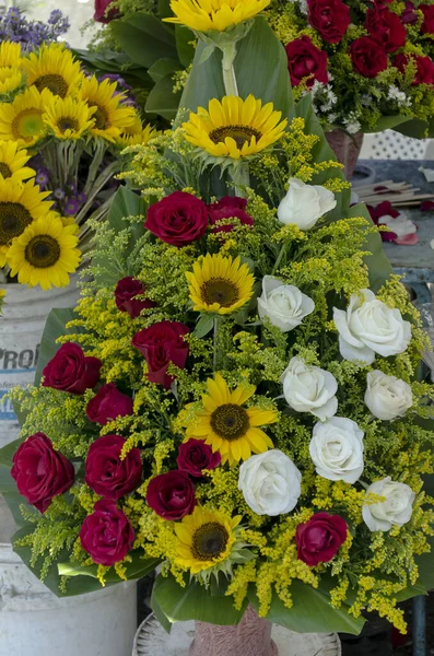 Arreglo de rosas en una cesta colocada en un puesto de mercado —  Fotos de Stock