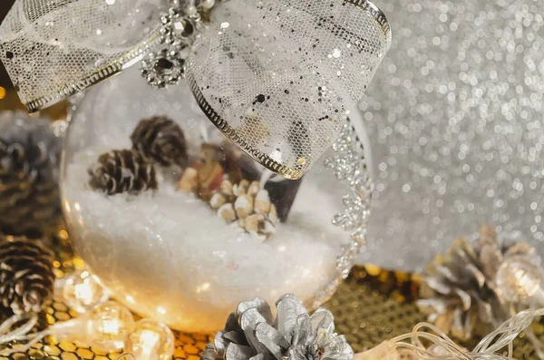 Bolas de Navidad transparentes llenas de nieve y con el nacimiento — Foto de Stock