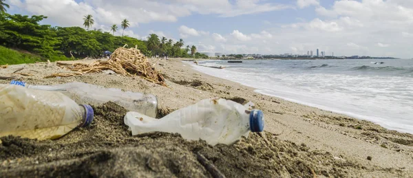 Plastic garbage on beaches of the Dominican Republic, collection of waste in the Caribbean Sea — Stock Photo, Image