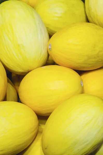 Melones amarillos apilados para la venta al por menor — Foto de Stock