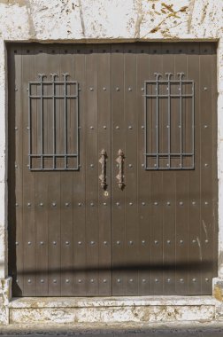 Eski sömürge kapısı kahverengi renk gömülü