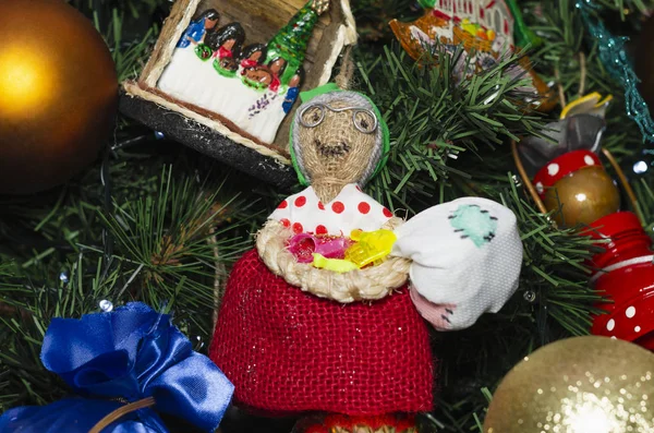 圣诞树的手工装饰品，用可回收的织物和金属丝制成，克劳斯夫人，诺埃尔，老妇人，老太太。 圣诞老人夫人，圣诞树的装饰品，用回收的塑料瓶做的 — 图库照片