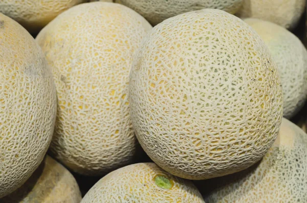 Melones apilados para la venta al por menor — Foto de Stock