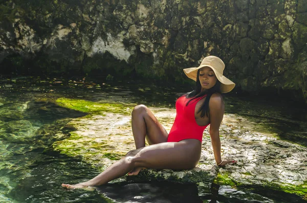 Black Woman Aged Enjoying Freshness Natural Source Water Dressed Red — Stock Photo, Image