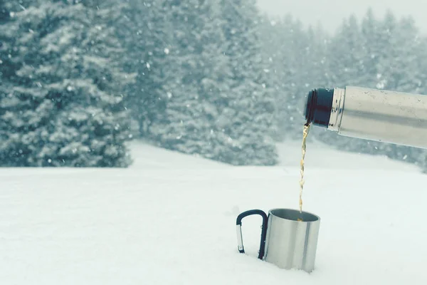 Čaj Termosky Nalévající Cestovního Hrnku Stojícího Sněhu Venkovní Zimní Krajina — Stock fotografie