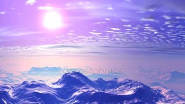 Güzel gün batımı dumanlı Dağların üzerinden. Puslu gökyüzüdür. Beyaz bulutlar yüzen, parlak güneşin ufukta hızlı bir şekilde ayarlar. Dağ doruklarına karda ve parlak bir ışık yansıtır. İçinde aşağılarda bir kalın beyaz parlayan sis.