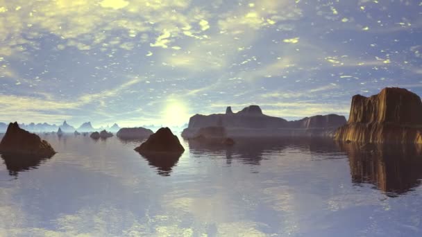 Belle aube au-dessus du golfe Rocheux. Le ciel bleu nuages blancs. Soleil brillant se lève lentement sur l'horizon et se reflète dans l'eau. Le golfe est entouré de rochers . 