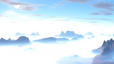 Güzel gün batımı dumanlı Dağların üzerinden. Mavi gökyüzünde yüzen beyaz bulutlar. Dağların kalın sis hazır. Parlak güneş batmadan ufukta her şey pembe boyama.