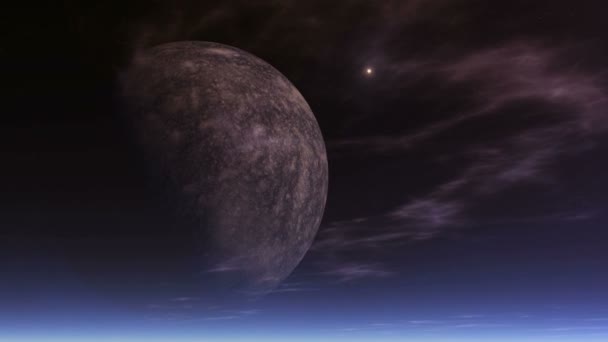 OVNI s'envole loin d'une énorme lune. Sur un ciel étoilé sombre grande lune. Nuages et soleil qui flottent lentement. Objet lumineux s'envole rapidement loin de la lune. En dessous d'eux se trouve un désert rocheux couvert de brouillard bleu . 