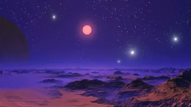 Misty Planet üzerinde UFO. Sisli ufuktan bir UFO havalanıyor, gökyüzünde birkaç tane daha dönüyor. Parlak güneş yavaşça batar. Büyük ay, sisle kaplı taşlı çölün üzerinde yükseliyor..