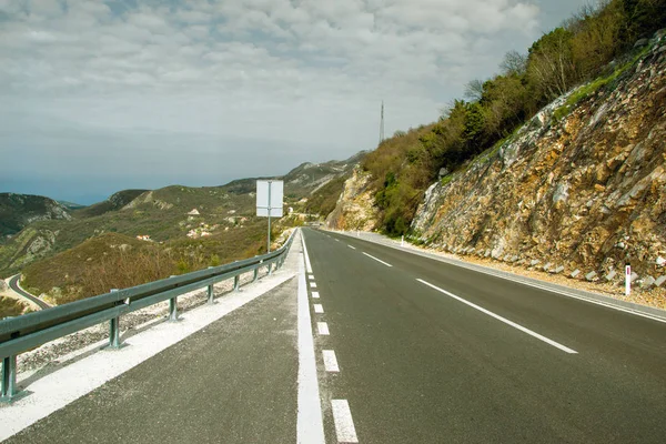 otoyol dağlarda. yamaçta dolambaçlı yol