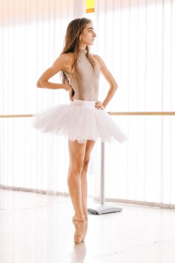 Stüdyodaki genç bayan balerin.