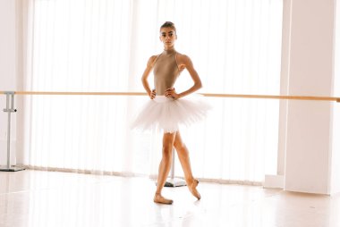 Stüdyodaki genç bayan balerin.