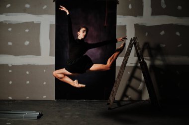 Stüdyodaki genç bayan balerin.