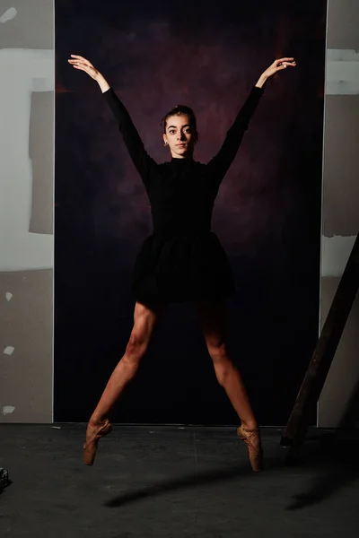 Joven bailarina de ballet en el estudio —  Fotos de Stock