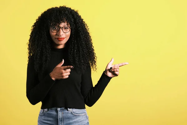 Donna afro americana con sfondo giallo con spazio copia per il posizionamento del prodotto — Foto Stock