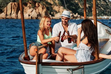 Bir grup gencin teknede eğlenmesi - yaz konsepti