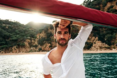 Gün batımında genç bir denizci - yaz konsepti