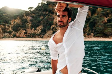 Gün batımında genç bir denizci - yaz konsepti